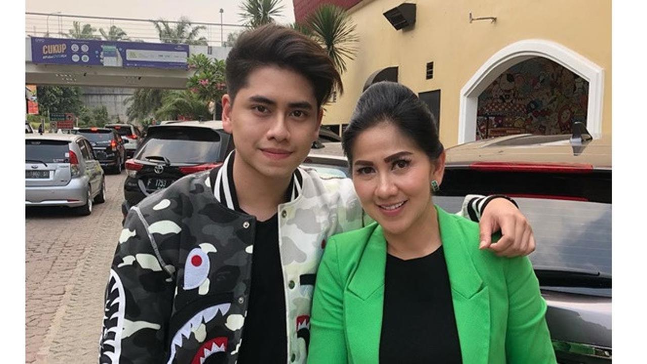 5 Potret Kedekatan Venna Melinda Dengan Putranya Athalla Naufal, Mesra Banget