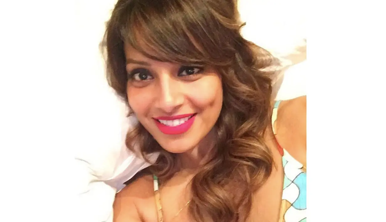 Bipasha Basu adalah artis Bollywood India. Pernah menjalin hubungan dengan Cristiano Ronaldo pada tahun 2007.(Bola.com/Instagram)