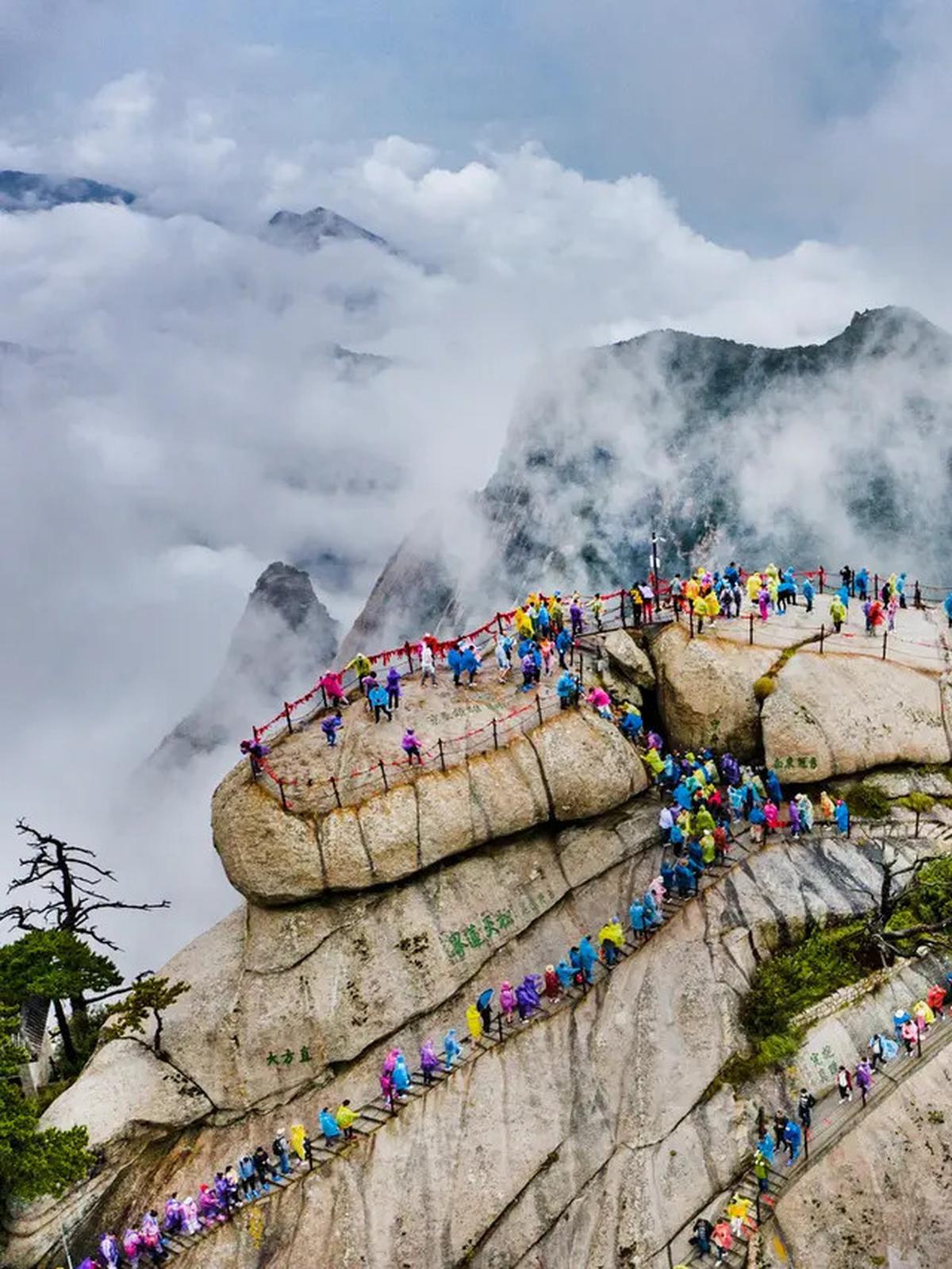 Tren Sewa Teman Naik Gunung di China, Makin Tampan Bayarannya Makin Mahal