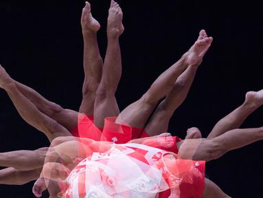Foto dengan teknik multiple exposure ini menunjukkan pesenam putra Kanada, Jay Hugh Smith, sedang beraksi di nomor lantai Kejuaraan Dunia Senam Artistik 2015 di Glasgow, Skotlandia, (26/10/2015).  (EPA/Andrew Cowie)