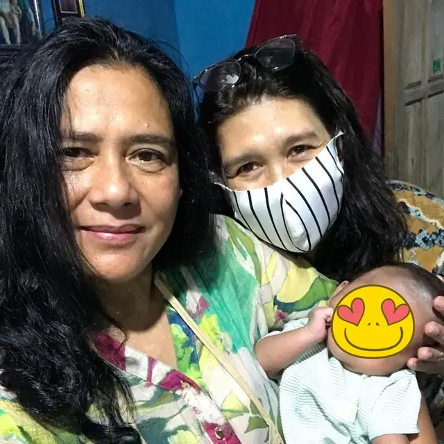6 Potret Bahagia Artis saat Gendong Cucu, Sudah Jadi Kakek Nenek