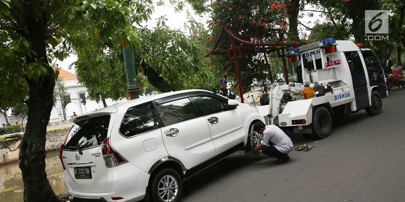 Parkir Liar Penuhi Jalan, Petugas Kembali Derek Mobil di Pasar Baru