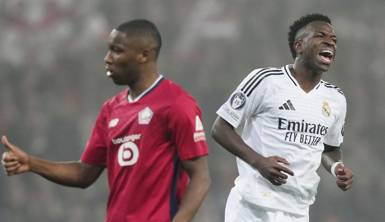 Pemain Real Madrid, Vinicius Junior, tampak kecewa setelah gagal mencetak gol ke gawang Lille pada laga Liga Champions di Stadion di Stadion Pierre Mauroy di Villeneuve-d'Ascq, Kamis (3/10/2024). (AP Photo/Thibault Camus)