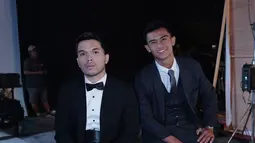 Kesempatan ini menjadi momen spesial bagi Thariq Halilintar, yang tampil bersama pemain Timnas Indonesia, Pratama Arhan. Biasanya terlihat mengenakan jersey di lapangan hijau, kali ini Arhan mencuri perhatian dengan setelan jas formal. Kolaborasi ini juga melibatkan Muhammad Hakim, founder produk skincare tersebut, yang turut berpose di sesi pemotretan. (Liputan6.com/IG/@thariqhalilintar)