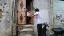 Warga menerima jatah makanan dari Relawan Irak di asosiasi lokal selama bulan Muslim Ramadhan di kota Mosul utara (7/5/2021). (AFP Photo/Zaid AL-Obeidi)