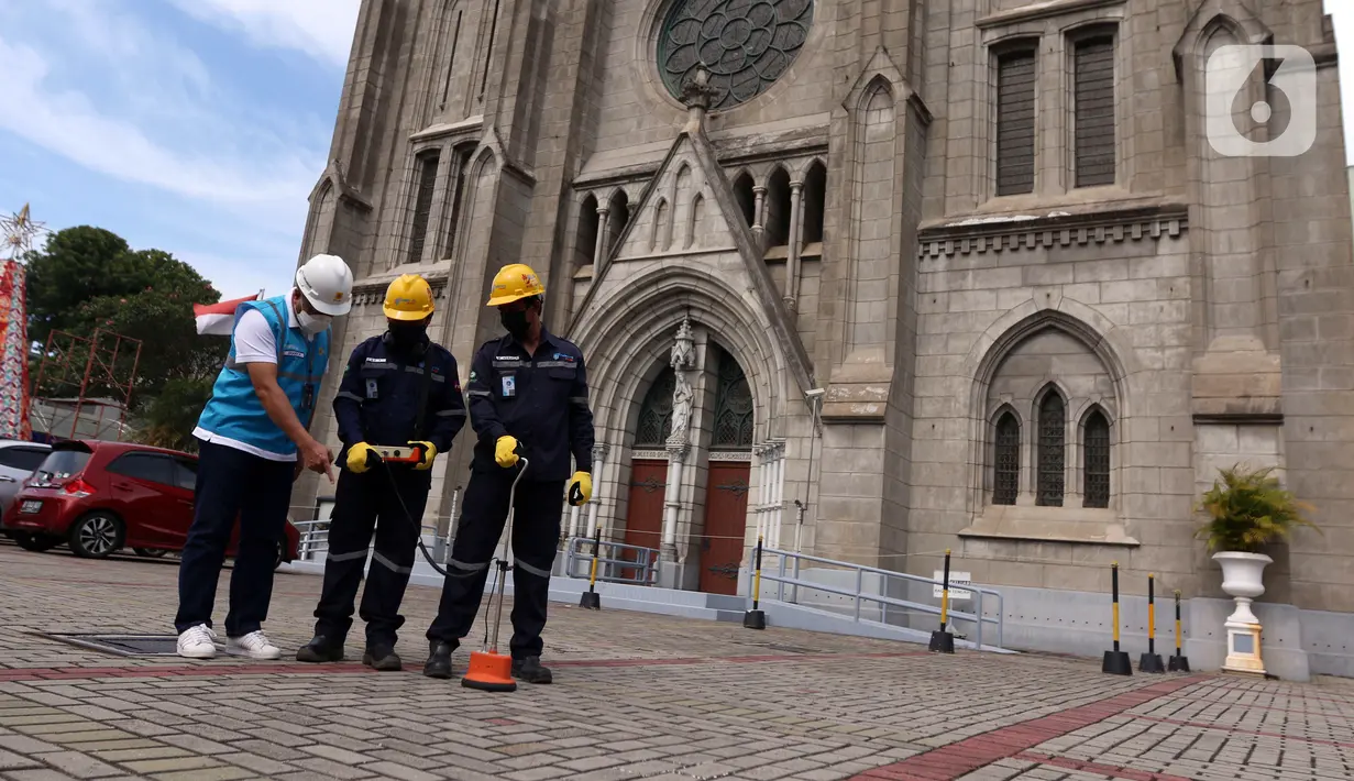 Petugas PLN UID Jaya mengecek listrik di lingkungan Gereja Katedral, Jakarta, Rabu (22/12/2021). PLN UID Jaya menyiagakan 2.356 personel yang tersebar di 16 unit posko dan 1 Unit Pelaksana Pengatur Distribusi Jakarta untuk siaga kelistrikan perayaan Natal dan Tahun Baru. (Liputan6.com/Angga Yuniar)