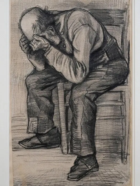 Karya Vincent van Gogh berjudul Study for "Worn Out", tertanggal November 1882, dipamerkan di Museum Van Gogh di Amsterdam, Kamis (16/9/2021). Sebuah keluarga Belanda yang memiliki gambar itu membelinya sekitar tahun 1910, sebelum meminta museum van Gogh untuk mengautentikasinya. (AP/Peter Dejong)