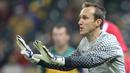 Mark Schwarzer. Eks kiper Timnas Australia yang pensiun pada Juli 2016 bersama Leicester City ini berhasil meloloskan Australia yang saat itu masih bernaung di bawah konfederasi Oseania (OFC) ke Piala Dunia 2006 Jerman usai menyingkirkan Uruguay di play-off antar-benua. Setelah kalah 0-1 di leg pertama saat bermain di Uruguay (12/11/2005), Australia berhasil menyingkirkan Uruguay 4-2 di leg kedua (16/11/2005) via adu penalti setelah skor 1-0 bertahan hingga waktu normal usai. Mark Schwarzer menggagalkan dua eksekusi penalti dari Dario Rodriguez dan Marcelo Zalayeta. (AFP/Valery Hache)