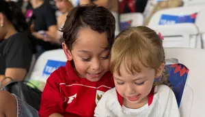 Abang L Anak Lesti Nonton Bola Bareng Kamari, Gemas Pakai Jersey Timnas