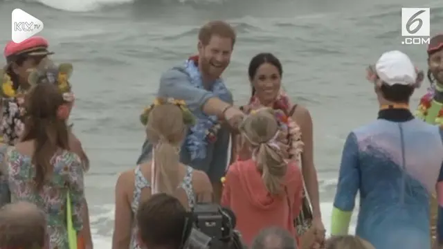 VIDEO: Pangeran Harry dan Meghan Markle Liburan di Pantai Bondi