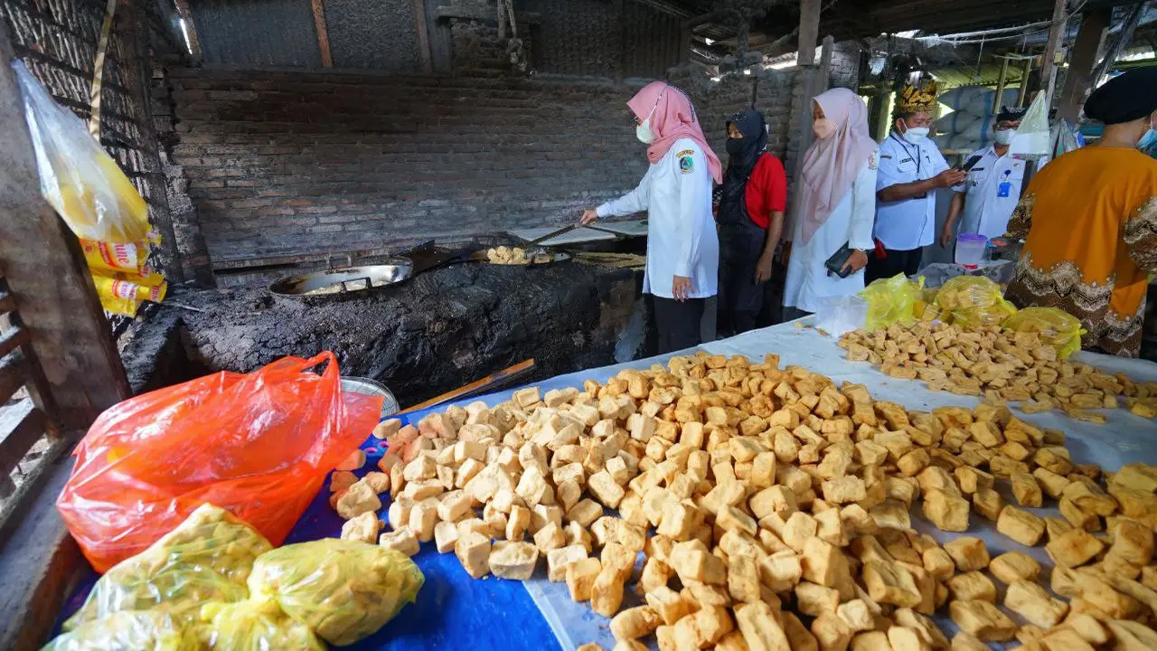 Bupati Banyuwangi Ipuk Fiestiandai Kunjungai Pelaku UMKM di Desa Stail, Banyuwangi (Istimewa)