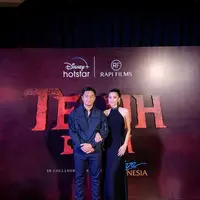 Di momen gala premiere Teluh Darah, Mikha Tambayong dan Deva Mahenra tampil kompak serba hitam. @miktambayong.