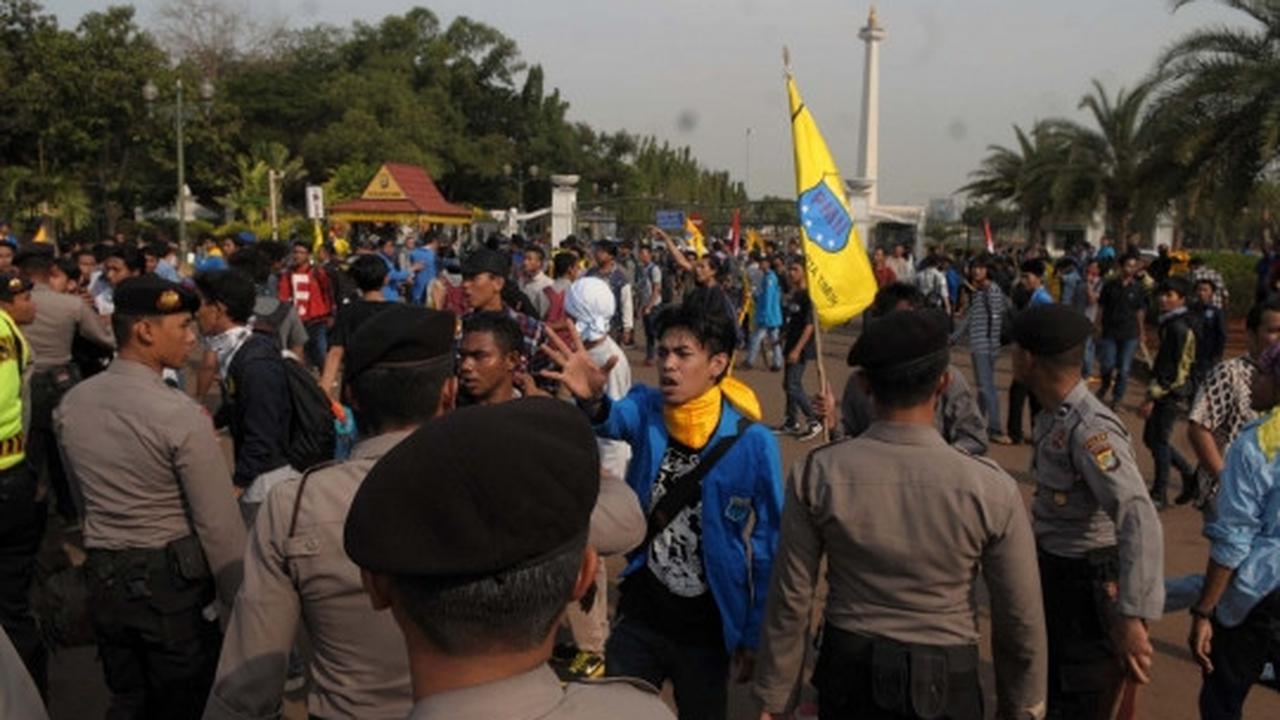 Demo setahun kinerja Jokowi-JK di Istana berujung bentrok