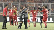 Pelatih Persija Jakarta, Stefano Cugurra Teco, bersama Andritany Ardhiyasa merayakan kemenangan atas Bali United pada final Piala Presiden di SUGBK, Jakarta, Sabtu (17/2/2018). Persija menang 3-0 atas Bali United. (Bola.com/M Iqbal Ichsan)
