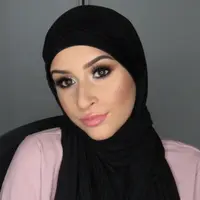 Ilustrasi cewek berhijab dengan makeup yang pas. (Sumber foto: Instagram/riannemua).