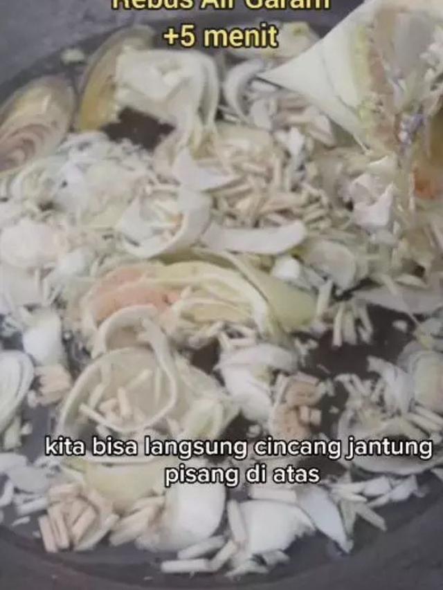 Merebus jantung pisang