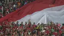 Suporter Timnas Indonesia mengibarkan bendera raksasa saat melawan Filipina pada laga SEA Games di Stadion Shah Alam, Selangor, Kamis (17/8/2017). Indonesia menang 3-0 atas Filipina.(Bola.com/Vitalis Yogi Trisna)