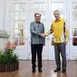 PM Singapura Lee Hsien Loong dan PM Malaysia Anwar Ibrahim saat bertemu di Singapura pada Senin (30/10/2023). (Dok. Kementerian Komunikasi dan Informasi Singapura via CNA)