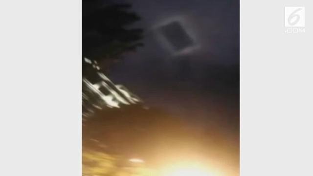 Saksi mata beranggapan objek tersebut adalah UFO.