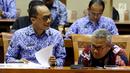 Ketua KPU Arief Budiman (kanan) bersama Dirjen Dukcapil Kemendagri Zudan Arif Fakrulloh saat mengikuti rapat dengan Komisi II DPR di Kompleks Parlemen, Senayan, Jakarta, Senin (21/5). (Liputan6.com/JohanTallo)