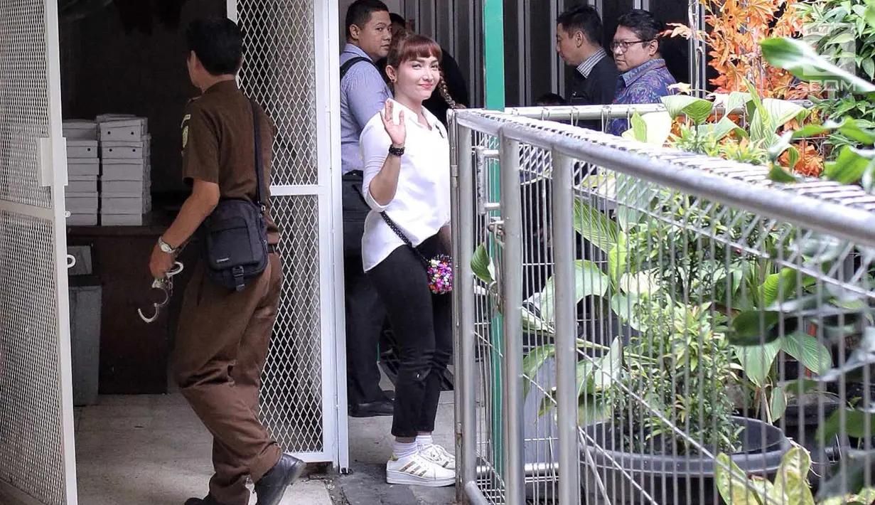 Aktris Roro Fitria menyapa awak media di PN Jakarta Selatan, Kamis (28/6). Dengan rambut dikepang ke samping, Roro menghadiri sidang dengan mengenakan kemeja putih dan celana bahan hitam. dengan agenda pembacaan dakwaan. (Liputan6.com/Faizal Fanani)