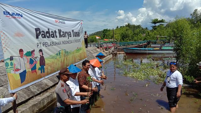 Penanaman 1.000 mangrove dan penempatan puluhan tempat sampah di sekitar pesisir Desa Sungai Limau, Kecamatan Sungai Kunyit, Kabupaten Mempawah. (Liputan6.com/Aceng Mukaram)