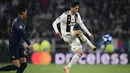 Gelandang Juventus, Rodrigo Bentancur berushaa mengontrol bola dari kawalan bek MU, Chris Smalling selama pertandingan grup H Liga Champions di stadion Allianz, Italia (7/11). Juventus  kalah 2-1 atas Manchester United. (AFP Photo/Marco Bertorello)