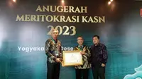 Penghargaan diserahkan oleh Kepala Komite ASN Agus Pramusinto dan diterima langsung Bupati Kutim H Ardiansyah Sulaiman di Kraton Grand Ballroom Marriott Hotel, Yogyakarta, Kamis (7/12/2023). (Foto: Istimewa)