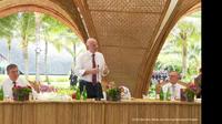 Presiden Federasi Sepak Bola Internasional (FIFA) Gianni Infantino terpantau menghadiri makan siang para pemimpin Negara G20 di Hotel Kempinski, Nusa Dua Bali.