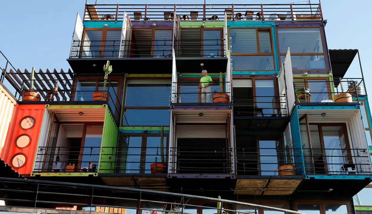 Seorang pria berdiri di Hotel WineBox Valparaiso, Valparaiso, Chile, Senin (11/3). Hotel WineBox Valparaiso kini ramai diperbincangkan orang karena keunikannya. (REUTERS/Rodrigo Garrido)