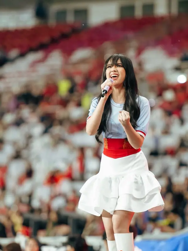 Lyodra pakai jersey saat  Pembukaan Piala Presiden 2025 di GBK. [@lyodraofficial]