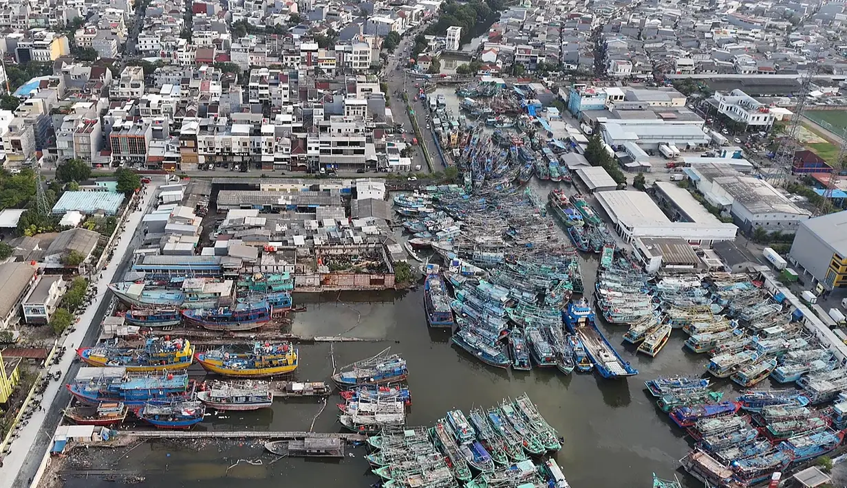 Cuaca ekstrem yang kemungkinan masih akan berlanjut membuat sebagian besar nelayan memilih untuk tidak melaut untuk sementara waktu. (merdeka.com/Arie Basuki)