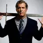 Mel Gibson tak menyangka nasibnya berubah setelah menolong temannya dengan menjadi sopir.