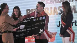 Gubernur DKI Jakarta Anies Baswedan secara simbolis menyerahkan kartu pembayaran Samsat Digital dan Pembayaran Non Tunai di Jakarta, Senin (26/3). Selain mempermudah, sistem ini juga untuk menghindari terjadinya pungli. (Merdeka.com/Iqbal Nugroho)