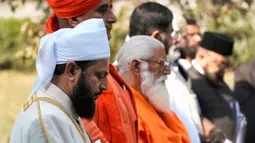 Para pemimpin dari berbagai agama melakukan pertemuan doa lintas agama untuk memberikan penghormatan kepada para korban gempa Turki dan Suriah di Kedutaan Besar Turki, New Delhi, India, Selasa (21/2/2023). (AP Photo/Manish Swarup)