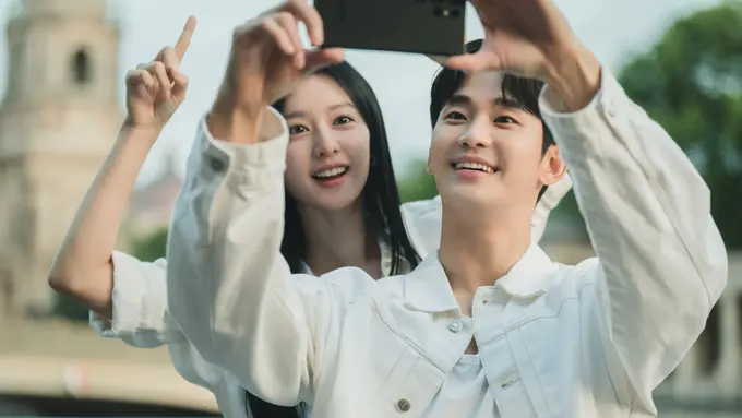 Kim Soo Hyun dan Kim Ji Won dalam serial Queen of Tears. [Foto: Netflix]