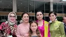 Yanti Airlangga tampil mencolok dengan kebaya kutubaru floral pink dan kain Batik. Ia padukan dengan selendang kuning dan tas tangan putih yang kontras [@yanti.airlangga]