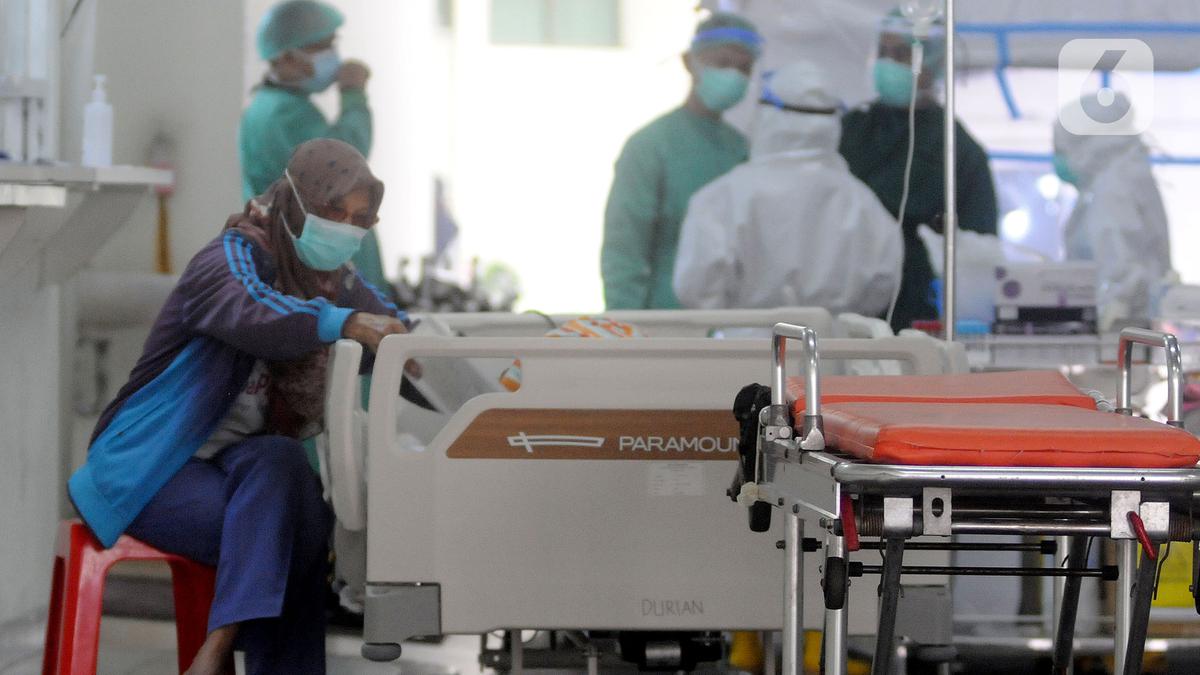 Dokter Jaga di IGD Tumbang Rawat Pasien COVID-19 - Health Liputan6.com