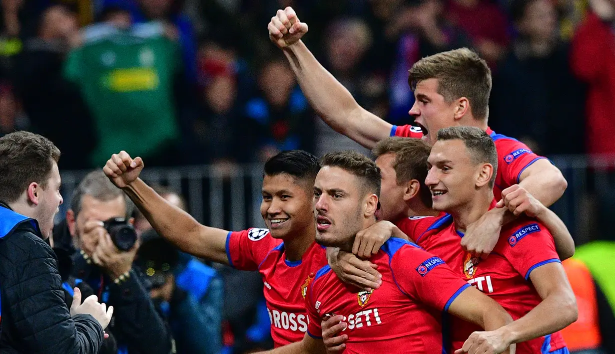 Bek CSKA Moscow, Mario Fernandes (tengah) berdebat dengan wasit Ovidiu Hategan saat laga Grup G Liga Champions antara CSKA Moscow dan Real Madrid di Stadion Luzhniki, Moskow, Rusia, Selasa (2/10). (AP Photo/Alexander Zemlianichenko)