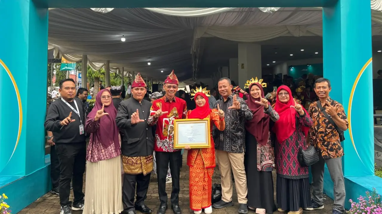 Pemkab OKU Timur menerima penghargaan dari Kemenendikdasmen (Istimewa)