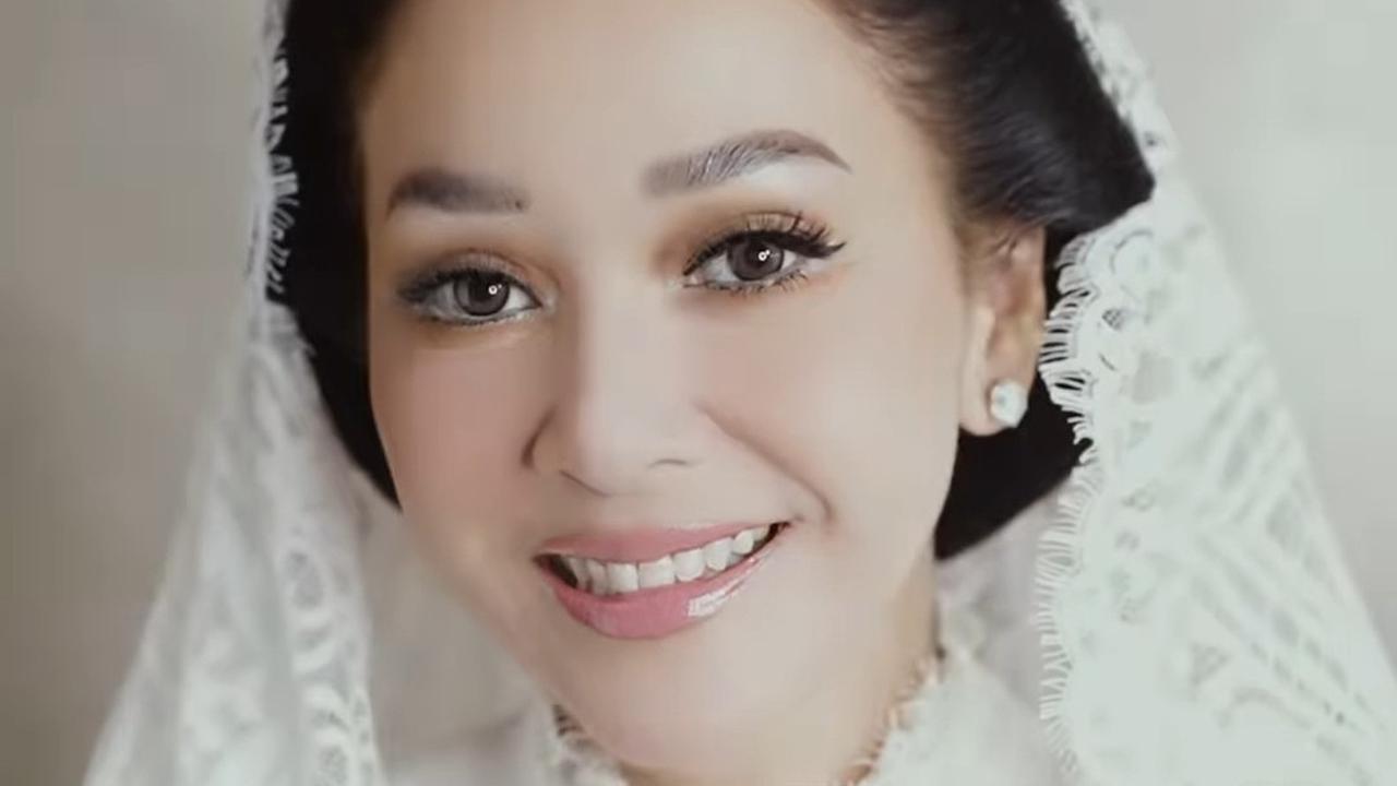 5 Potret Cantik Maia Estianty di Siraman Al Ghazali, Tampil Anggun Dalam Balutan Busana Putih & Motif Bunga