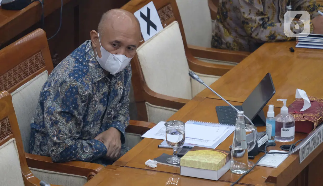 Menteri Koperasi dan UKM Teten Masduki mengikuti rapat kerja dengan Komisi VI DPR di Kompleks Parlemen, Jakarta, Kamis (1/4/2021). Rapat terkait evaluasi pelaksanaan Bantuan Produktif Usaha Mikro (BPUM) sebagai tindak lanjut kunjungan spesifik Komisi VI DPR di Jawa Tengah (Liputan6.com/Angga Yuniar)