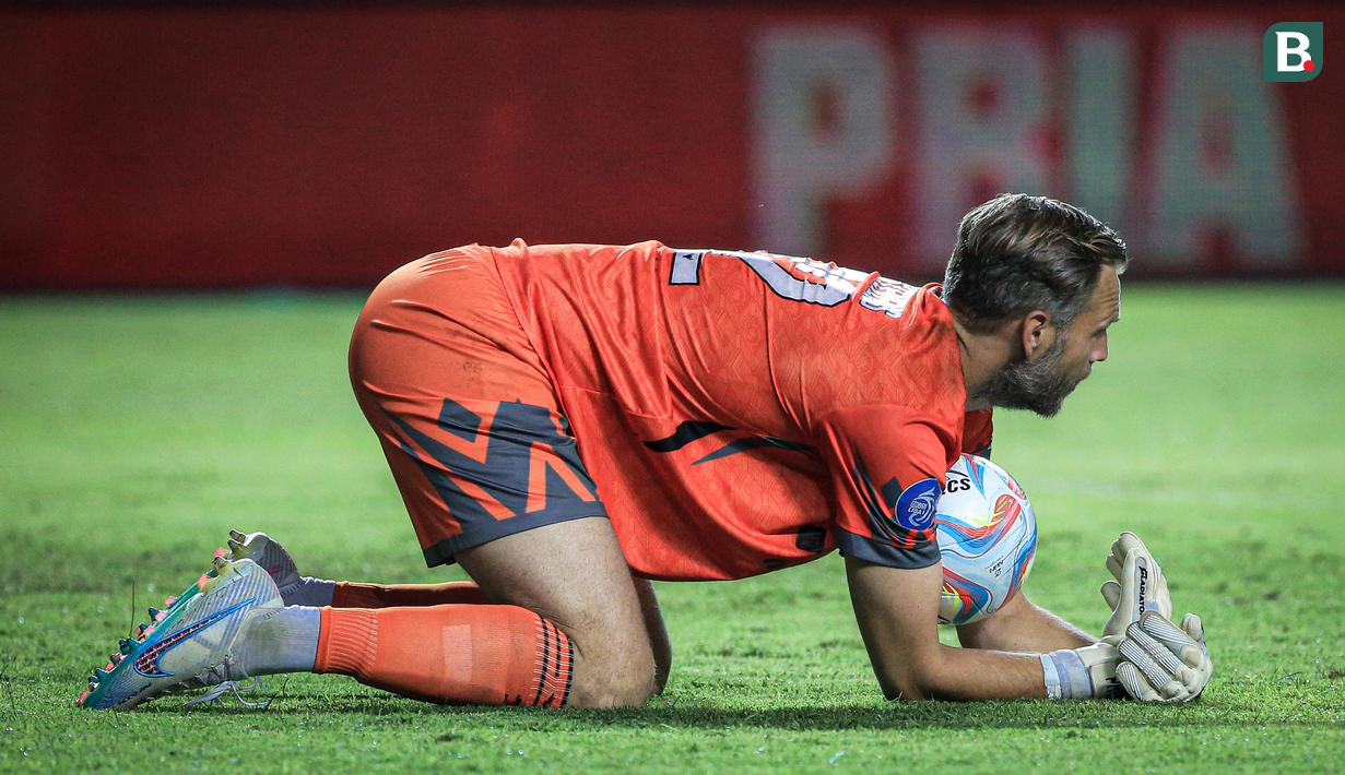 Kiper Dewa United, Sonny Stevens berusaha menangkap bola pada laga pekan ketiga BRI Liga 1 2023/2024 antara Persib Bandung melawan Dewa United di Stadion GBLA, Bandung, Jumat (14/07/2023). (Bola.com/Bagaskara Lazuardi)