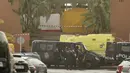Petugas polisi berdiri di depan hotel H10 Costa Adeje Palace di mana sebuah ambulans diparkir di Tenerife, Canary Island, Spanyol, Selasa, (25/2/2020). Pemerintah Spanyol mengatakan sekitar 1.000 orang di Hotel H10 tersebut diisolasi usai adanya temuan positif virus corona COVID-19. (AP Photo)
