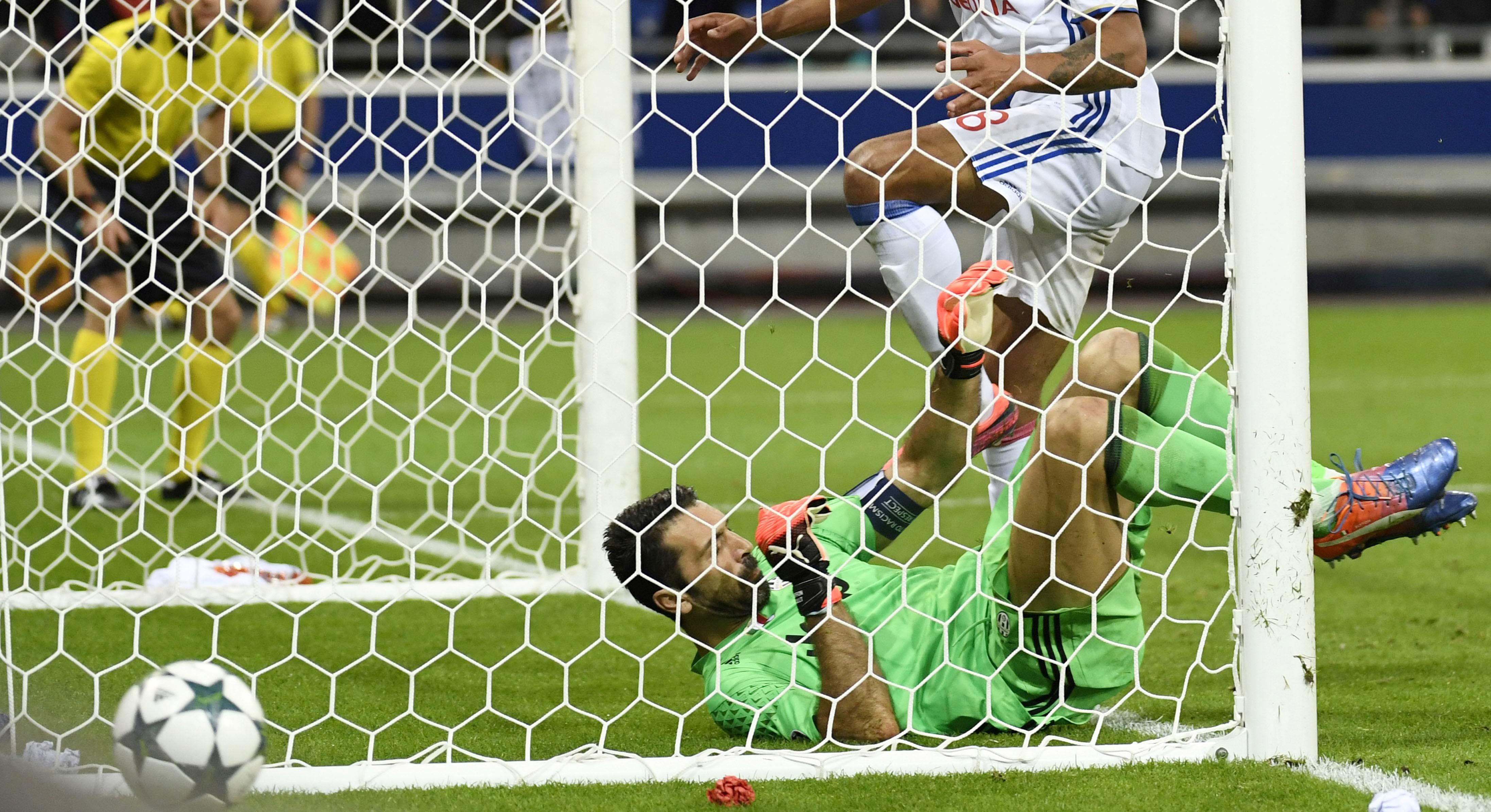 Kiper Juventus, Gianluigi Buffon, kebobolan satu gol saat timnya mengalahkan Lyon pada laga grup H Liga Champions di Juventus Stadium, (2/11/2016). Juventus bermain imbang 1-1. (AFP/Philippe Desmazes)