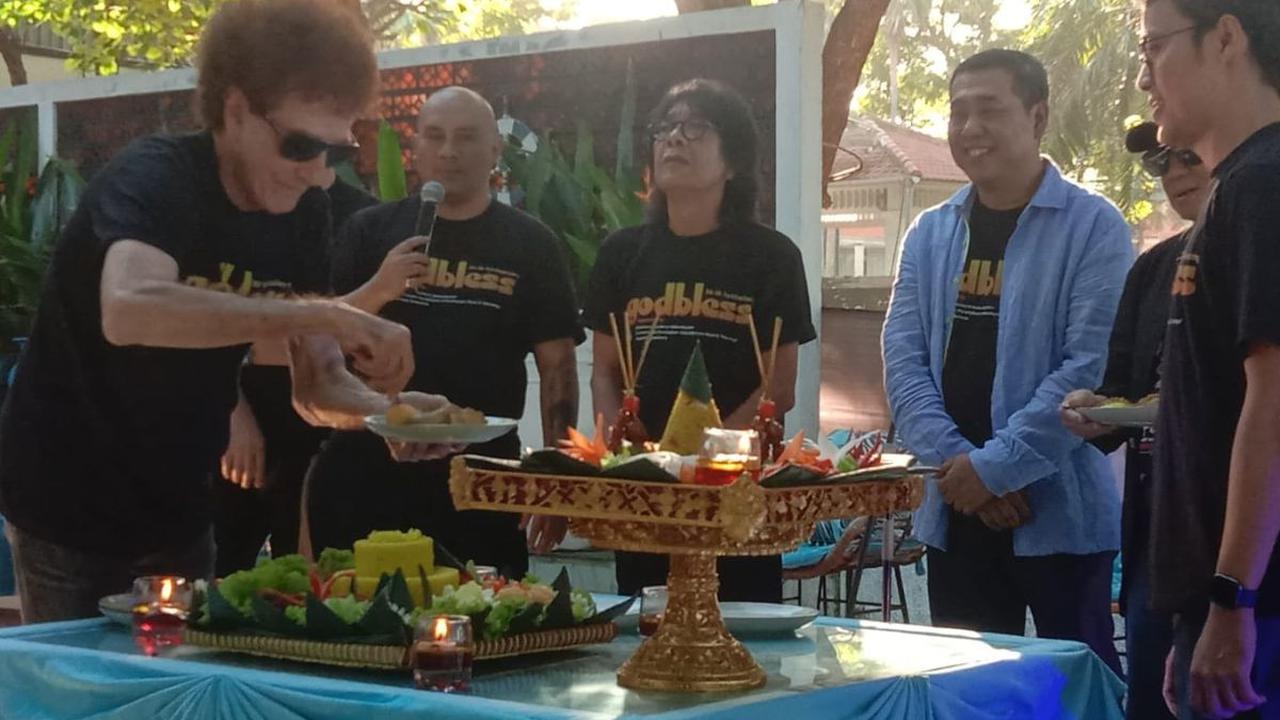 "Dulu kita rekaman tahun 70-an itu masih dua hingga empat track. Studio di Indonesia yang paling banyak tracknya cuma satu yaitu angkasa studio, tapi mixernya juga masih mixer radio, iya terbatas tapi semangat kita jalanin terus kita jaga, sampai syukur k