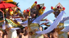 Para penari Bali tampil dalam upacara pemurnian air di Pulau Serangan, Bali, pada 18 Mei 2024. (SONNY TUMBELAKA/AFP)