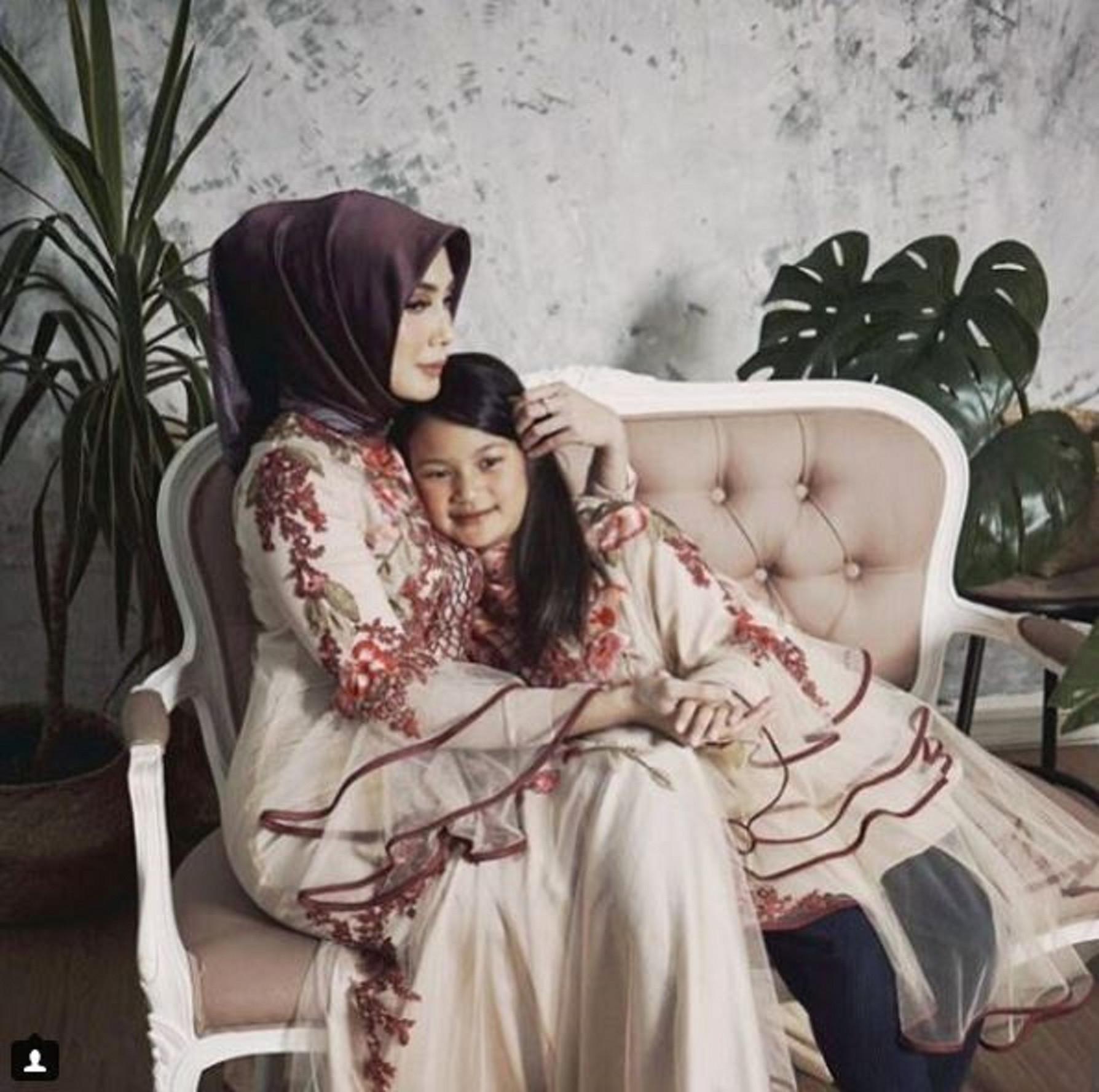 Fenita Arie Berhijab, Istri Arie Untung Tuai Pujian - News ...