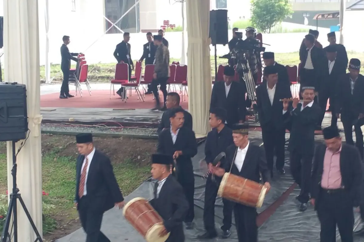Grup Kesenian Mandailing Gunung Kulabu Pakantan memainkan alat musik di pesta Kahiyang Ayu-Bobby Nasution.