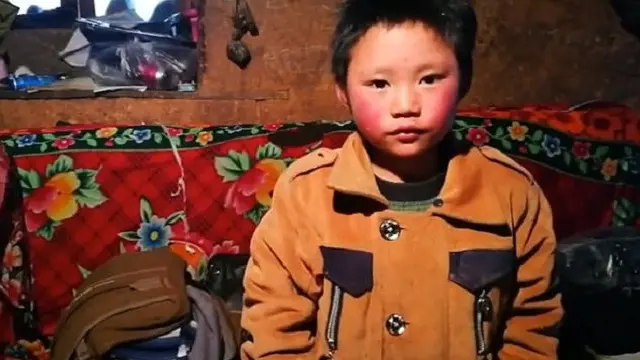 Rambut bocah asal China jadi bahan tertawaan oleh teman sekelas karena tampak keras dan membeku oleh es (People's Daily Online)